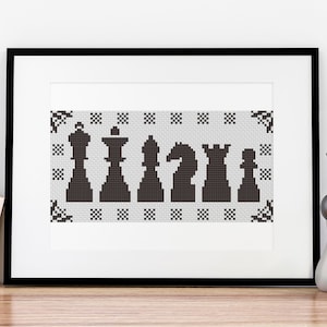 Pode incluir: Padrão de ponto cruz preto e branco de peças de xadrez em uma moldura. As peças estão dispostas em uma fila da esquerda para a direita: rei, rainha, bispo, cavalo, torre, peão.