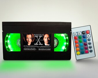 Lámpara VHS retro: decoración de películas de los 80 recicladas con control remoto