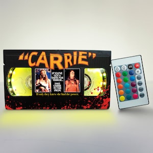 Lampe VHS rétro « Carrie » : décoration de film d&#39;horreur faite main