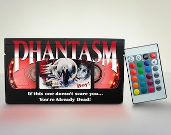 Retro Lampa VHS, Niestandardowe kasety VHS, Lata 80., Prezent urodzinowy, Boże Narodzenie, Halloween, Prezent personalizowany dla dziecka, Film z gatunku Phantasm Horror, Jaskinia mężczyzny