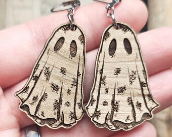 Floral ghost earrings in natural maple wood, handmade Halloween jewelry from Québec, lightweight autumn cottagecore gift idea