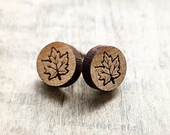 Maple leaf wood stud earrings engraved – minimalist autumn jewelry handmade in Canada, nature inspired earrings, Canadian souvenir gift idea