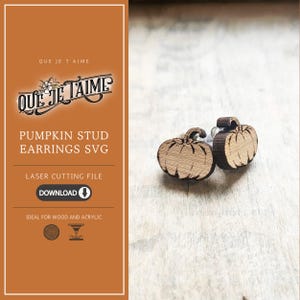 Peut inclure: Deux boucles d'oreilles en forme de citrouille en bois. Les boucles d'oreilles sont de couleur marron clair avec des détails sculptés, représentant la forme d'une citrouille. L'image comprend également le texte "QUE JE T'AIME" et "PUMPKIN STUD EARRINGS SVG".