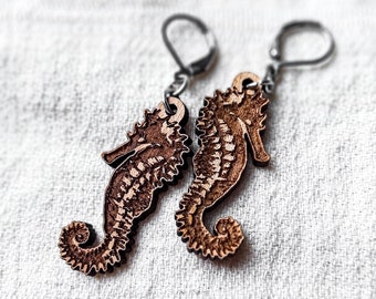 Boucles d'oreilles hippocampes en bois de merisier - Bijou cheval de mer de style nautique / mer / marin - Cadeau de Noël pour femme
