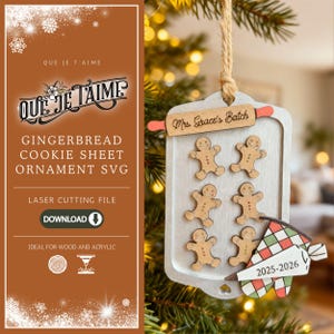 Könnte beinhalten: Ein hölzernes Lebkuchen-Backblech-Ornament mit sechs Lebkuchenmännern. Das Ornament enthält eine Teigrolle, einen Kochhandschuh mit den Jahren 2025-2026 und den Text "Mrs. Grace's Batch". Es hängt an einem natürlichen Bindfaden.