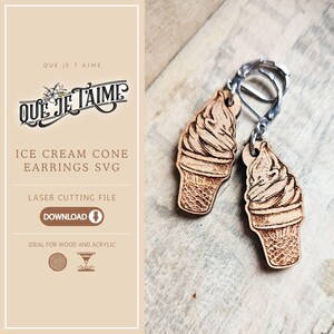 Può includere: Orecchini a forma di cono gelato in legno con ganci color argento. Gli orecchini sono tagliati al laser e presentano un design dettagliato di un cono gelato. L'immagine include anche il testo "QUE JE T'AIME" e "ICE CREAM CONE EARRINGS SVG".