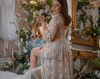 Elegante bata de novia de encaje Chantilly: lencería nupcial hecha a mano