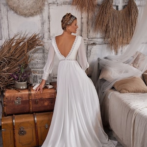 Macramé Lace Chiffon Wedding Dress: Boho Sleeves, Backless Gown