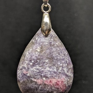 Peut inclure: Un pendentif en forme de larme en lépidolite violette et rose avec une bélière en argent.