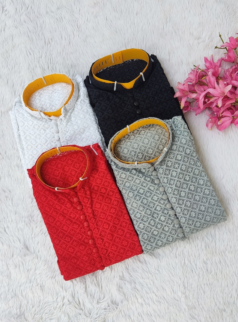 Pu&ograve; includere: Quattro camicie con motivi diversi, con colletto alla coreana e chiusura con bottoni. Le camicie sono di colore bianco, nero, grigio e rosso.