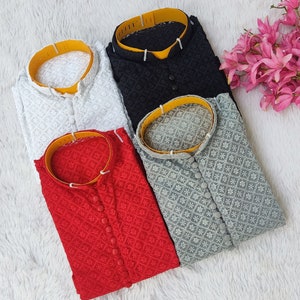 Pode incluir: Quatro camisas com padr&otilde;es diferentes, com colarinho mandarim e fecho de bot&otilde;es. As camisas s&atilde;o de cor branca, preta, cinzenta e vermelha.