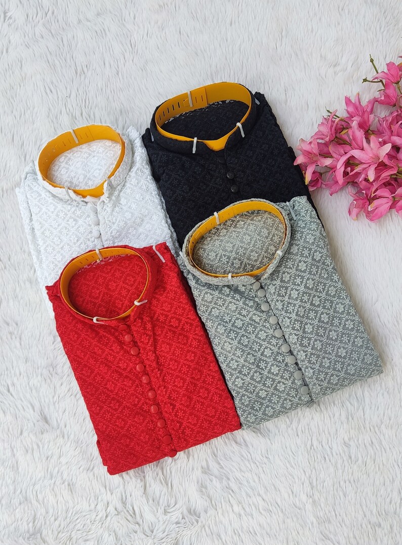Pode incluir: Quatro camisas com padr&otilde;es diferentes, com colarinho mandarim e fecho de bot&otilde;es. As camisas s&atilde;o de cor branca, preta, cinzenta e vermelha.