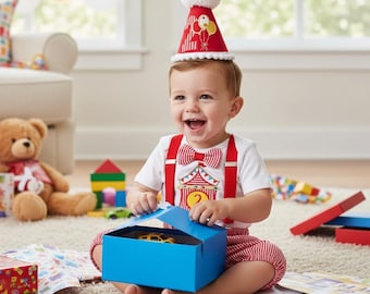 Puede incluir: Un bebé sonriente con un atuendo de circo rojo y blanco, que incluye tirantes, una pajarita y un gorro de fiesta. El bebé está abriendo una caja de regalo azul que contiene un coche de juguete. La escena tiene juguetes.