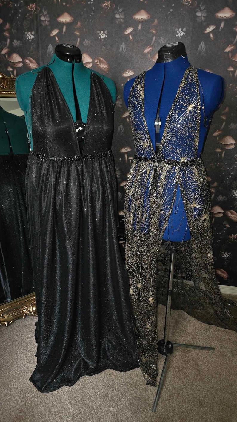 Peut inclure: Deux mannequins pr&eacute;sentent deux styles diff&eacute;rents de robes scintillantes. La robe de gauche est noire avec un col en V et une taille fronc&eacute;e. La robe de droite est une robe transparente bleu et or avec un col en V et une ceinture.