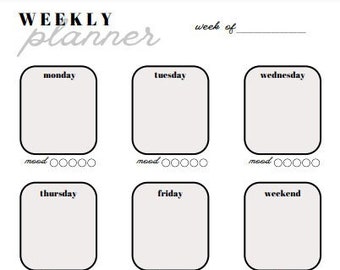 Può includere: Un planner settimanale in bianco e nero con sezioni per ogni giorno della settimana, inclusi lunedì, martedì, mercoledì, giovedì, venerdì e fine settimana. Ci sono anche sezioni per note, obiettivi e promemoria.