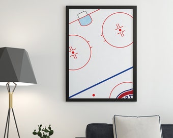 Pode incluir: Arte de parede enquadrada em preto com uma pista de hóquei branca com linhas vermelhas e azuis e um logotipo vermelho e azul. A pista tem dois círculos com cruzes vermelhas dentro.
