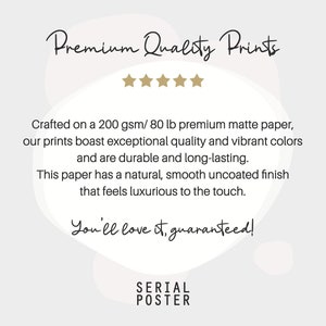 Puede incluir: Texto "Premium Quality Prints" con cinco estrellas doradas. El texto describe las impresiones como elaboradas en papel mate premium de 200 g/m&sup2; / 80 lb, con una calidad excepcional, colores vibrantes, duraderas y de larga duraci&oacute;n. El papel tiene un acabado natural, liso y sin recubrimiento que se siente lujoso al tacto. El texto termina con "Te encantar&aacute;, &iexcl;garantizado!" y "SERIAL POSTER".