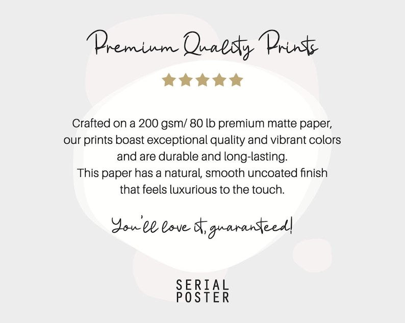 Puede incluir: Texto "Premium Quality Prints" con cinco estrellas doradas. El texto describe las impresiones como elaboradas en papel mate premium de 200 g/m&sup2; / 80 lb, con una calidad excepcional, colores vibrantes, duraderas y de larga duraci&oacute;n. El papel tiene un acabado natural, liso y sin recubrimiento que se siente lujoso al tacto. El texto termina con "Te encantar&aacute;, &iexcl;garantizado!" y "SERIAL POSTER".