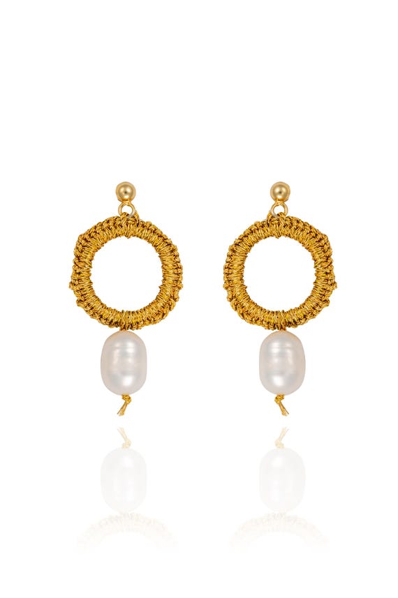 Chloe earrings (chl13) Freshwater pearl, gold plated ear studs with silver base (925) with butterfly closure and gold thread.