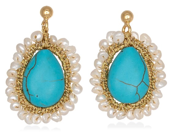 Sofia earrings (sof01) Howlite, freshwater pearls, gold plated ear studs with silver base (925) butterfly closure and gold thread.
