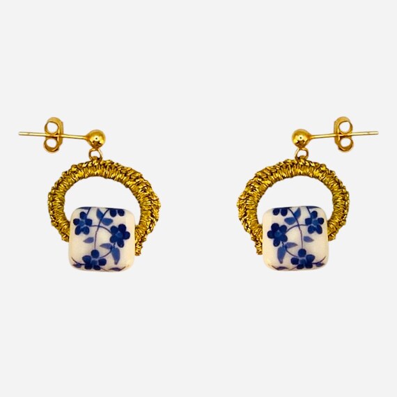 Blue Blossom Cube (cubb01) Ceramic bead, gold plated ear studs with silver base (925), gold thread.