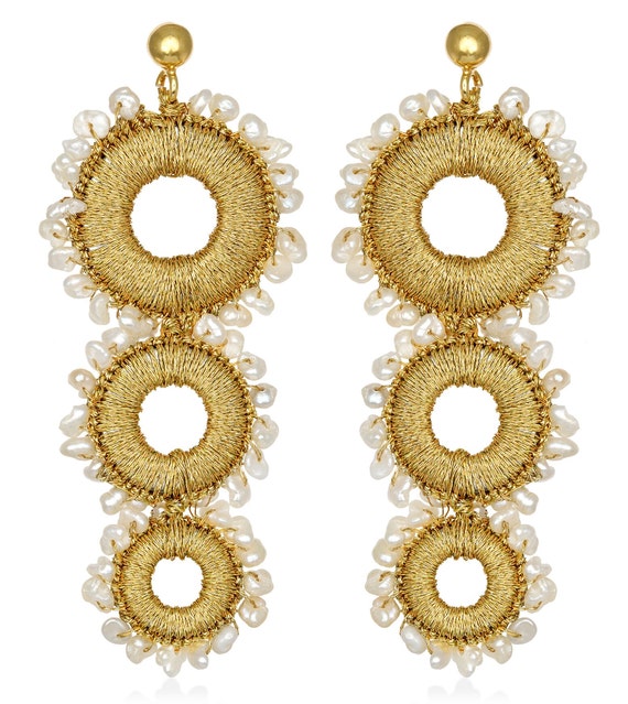 Chloe earrings (chl08) Freshwater pearls, gold plated ear studs with silver base (925), butterfly closure and gold thread.