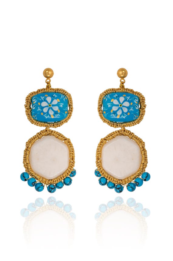 Thera Blue Flower (ther09)White hexagon coral, painted glass, blue howlite 4mm, gold plated ear studs with silver base(925) and gold thread.