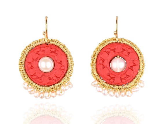 Semiramis Aenaos (sem02) Coral carved cinnabar, freshwater pearls, gold plated silver base hook (925) and gold thread.