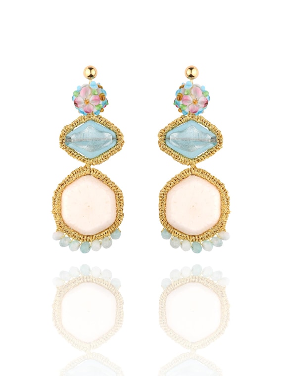 Thera Blossom (ther05) White hexagon coral, murano glass, aquamarine jade 2mm, gold plated ear studs with silver base (925) and gold thread.