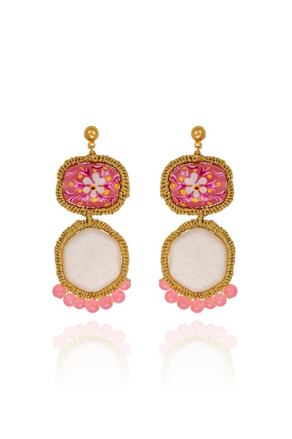 Thera Pink Flower (ther08) White hexagon coral, painted glass, pink jade 4mm, gold plated ear studs with silver base (925) and gold thread.