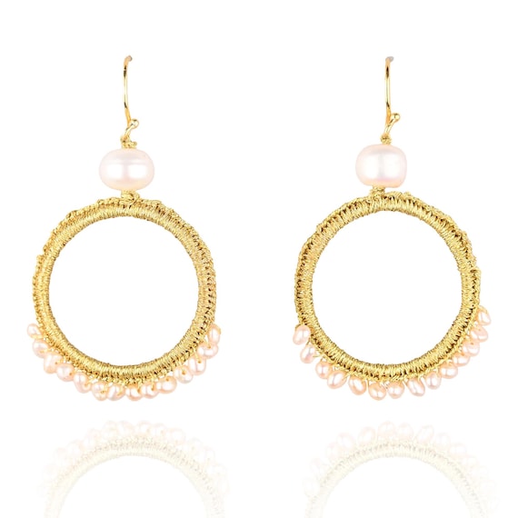 Ariadne Aenaos earrings (aria06) Freshwater pearls, gold plated silver base hook (925), gold thread.