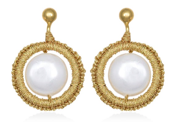 Chloe earrings (chl03) Mother of pearls, gold plated ear studs with silver base (925), butterfly closure and gold thread.