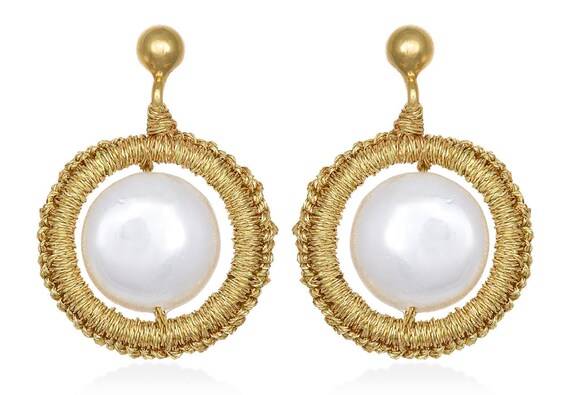 Chloe earrings (chl03) Mother of pearls, gold plated ear studs with silver base (925), butterfly closure and gold thread.