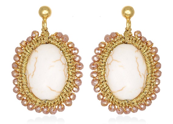 Sofia earrings (sof05) Howlite, faceted crystal caramel beads, plated ear studs with silver base (925) and gold thread.