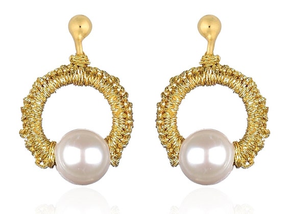 Chloe earrings (chl09) Freshwater pearls, gold plated ear studs with silver base (925) with butterfly closure and gold thread.