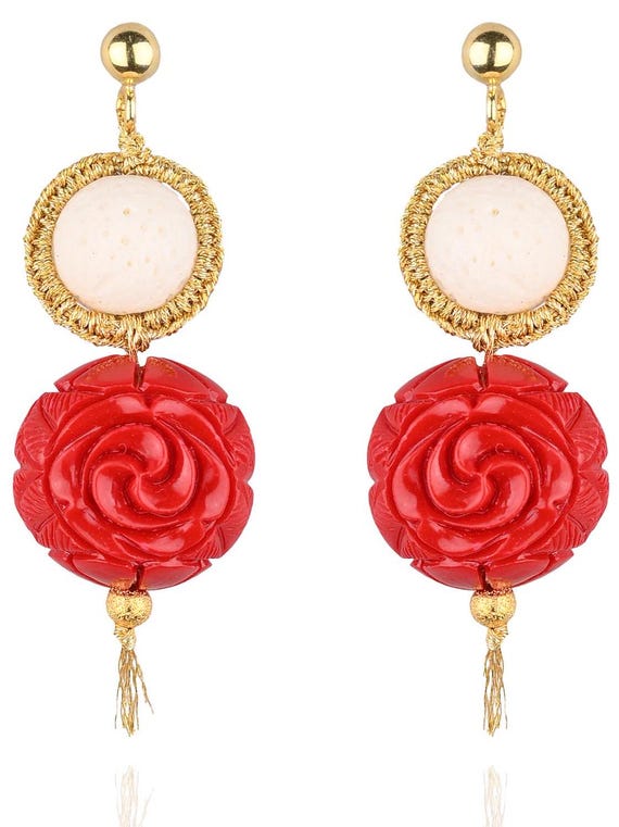 Semiramis Rose (sem03) Coral carved acrylic, white coral, gold plated ear studs with silver base (925) butterfly closure and gold thread.
