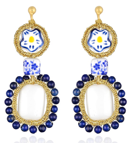 Thera earrings (ther02) White onyx, ceramic beads, blue lapis lazuli beads, gold plated ear studs with silver base (925) and gold thread.