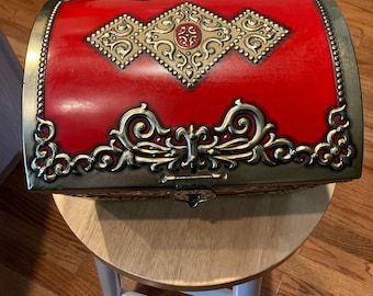 Treasure box tin with lock and key