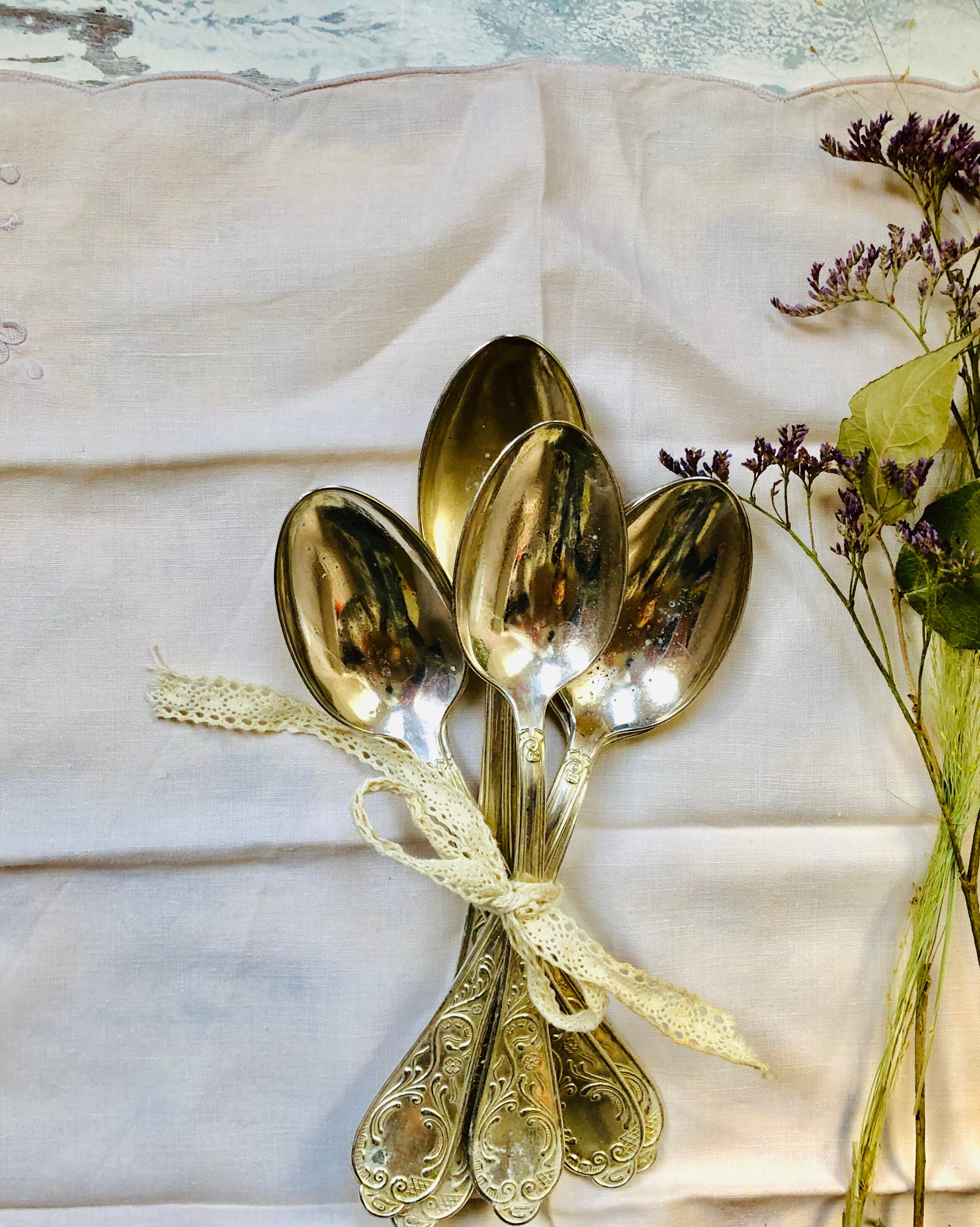 7 Belles Cuillieres à Soupe Vintage en Métal Argenté.