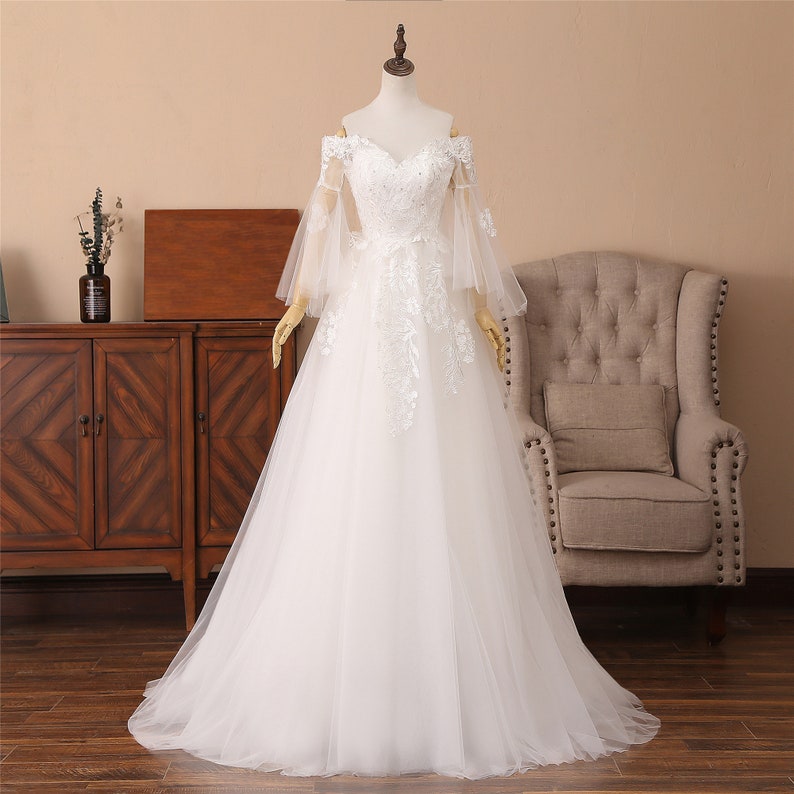 White Wedding Ceremony Dress Long Illusion Sleeves Bridal Dress Sweetheart Neckline Party Gown Lace Appliques Prom Dress Silver Sequin Prom 