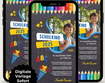 Può includere: Tre smartphone mostrano un modello di invito digitale per un evento scolastico. Il design presenta uno sfondo a lavagna, bordi con matite colorate, la foto di un bambino e testo che include SCHULKIND 2025 e ABC.