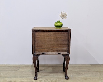Mesa de costura antigua de roble de principios del siglo XX con su contenido.