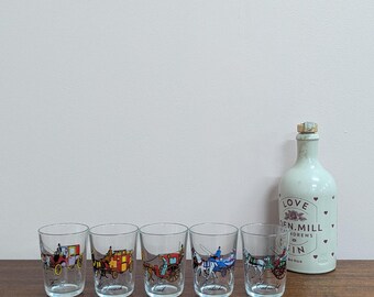 Juego de cinco vasos de chupito franceses de la década de 1970 con carruajes tirados por caballos