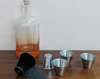 Juego de cuatro copas de vino de bolsillo «Stirrup» de acero inoxidable en estuche de cuero