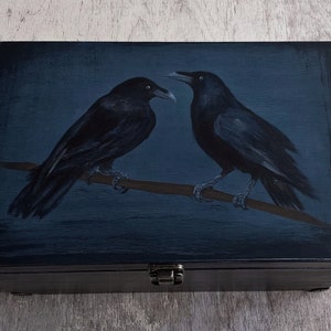 Grote houten kist - raven in marineblauw, handgeschilderde gepersonaliseerde kist in gotische sfeerkunst, cadeau ravenliefhebbers, houten herinneringsdoos