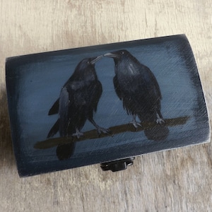 Houten koffer: verliefde raven, handgeschilderde gepersonaliseerde houten kist, kleine marineblauwe kist, een paar raven beschilderd
