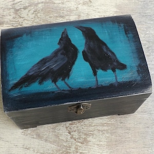 Houten koffer met raven, handgeschilderde aangepaste houten kist, marineblauwe kist voor kunstliefhebber Raven