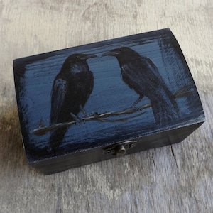 Houten kist met raven, handgeschilderde gepersonaliseerde houten kist, kleine Paynes-grijze kist, schilderij Odin's Ravens