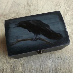 Houten koffer met raaf, handgeschilderde gepersonaliseerde decoratieve doos, marineblauwe gotische kist