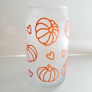 Op de afbeelding: Een gematteerd glas met een oranje pompoenontwerp en harten. Het glas is perfect voor herfst dranken.